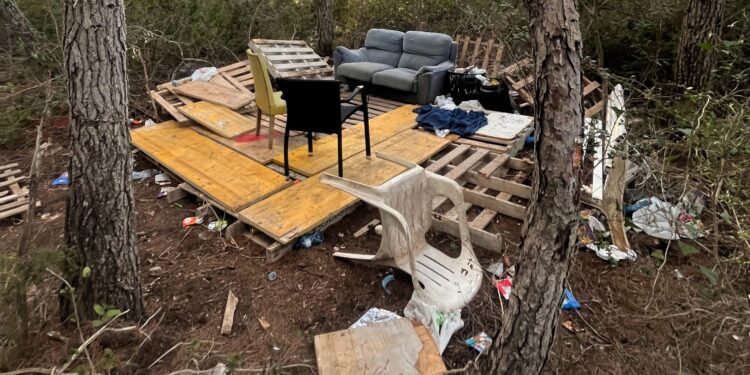 Imagen de los restos de una infravivienda retirados por los voluntarios