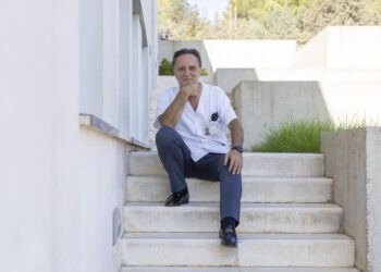 El doctor José Segador es director de la Zona Básica de Salud de Sant Josep, una responsabilidad que compagina con la de médico integrante de la red Vigilancia centinela de la dirección general de Salud Pública del Govern. Fotos Paco Natera.