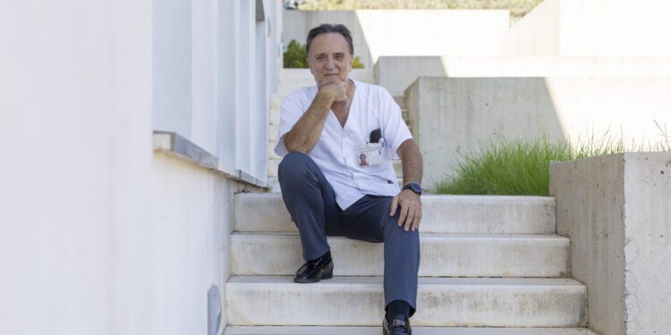 El doctor José Segador es director de la Zona Básica de Salud de Sant Josep, una responsabilidad que compagina con la de médico integrante de la red Vigilancia centinela de la dirección general de Salud Pública del Govern. Fotos Paco Natera.