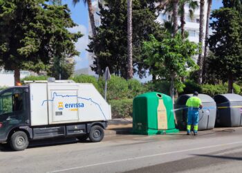Imagen de diversos contenedores de basura en Vila. / AE