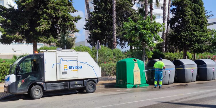 Imagen de diversos contenedores de basura en Vila. / AE