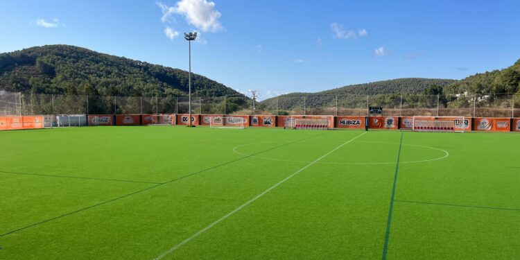El nuevo césped artificial del campo de Sant Josep. / ASJ
