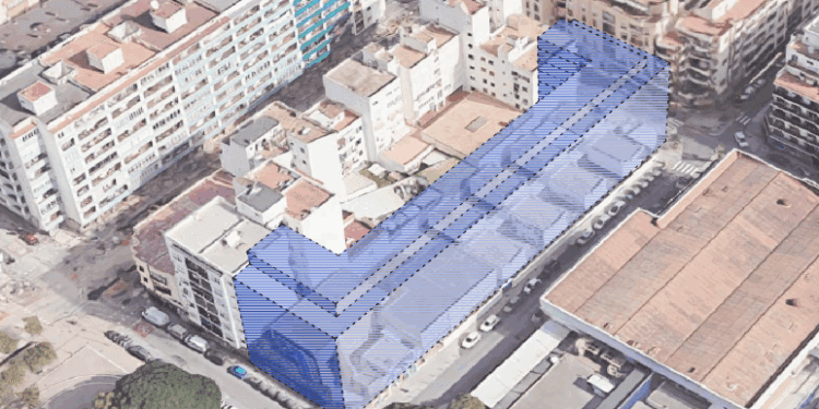 El nuevo edificio de viviendas de alquiler a precios limitados ocupará el solar del antiguo colegio de Sa Bodega que ha albergado a la Escuela de Adultos (CEPA Pitiüses) hasta ahora. En la imagen, una posible proyección de cómo será el bloque hecha por un arquitecto a demanda de Noudiari.es