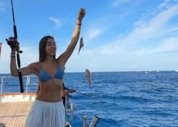 Maria Monfort, en una captura del reel en el que explica cómo se pesca el raor en aguas de Ibiza y Formentera. Instagram @mpor3