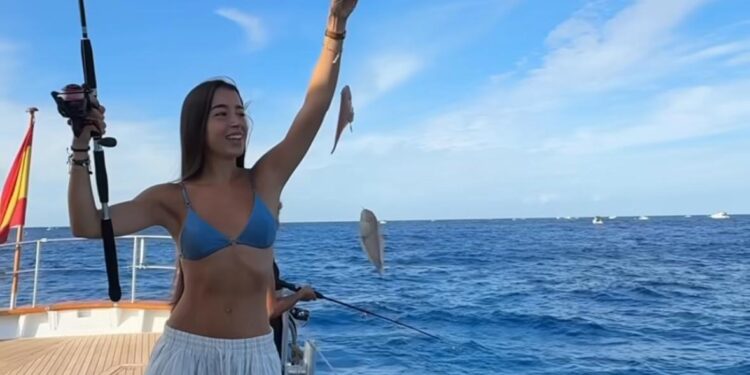 Maria Monfort, en una captura del reel en el que explica cómo se pesca el raor en aguas de Ibiza y Formentera. Instagram @mpor3