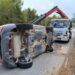 El coche volcado se quedó atravesado en la vía y ha tenido que ser retirado por operarios de Grúas Ibiza.