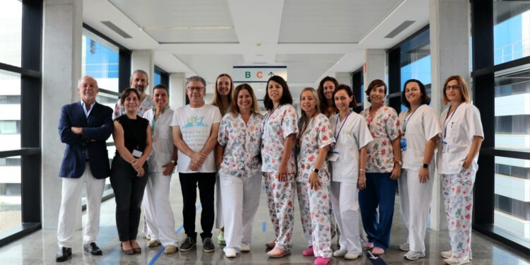 En la imagen, enfermeras docentes del Área de Salud, acompañados del gerente, Enrique Garcerán, y la directora de enfermería, Neus Torres Marí.
