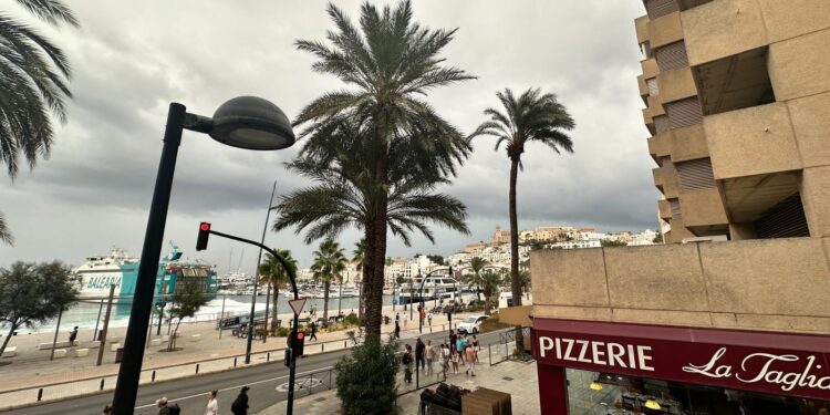 La tormenta se aproxima a Ibiza, en esta imagen de esta misma mañana de martes. Noudiari.es