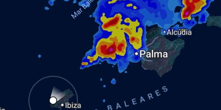 Imagen de la entrada de la tormenta en la isla de Mallorca, esta pasada madrugada. / Alarma de Lluvias
