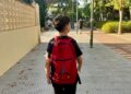 Un niño, de camino al colegio en Ibiza  en un primer día de cole.