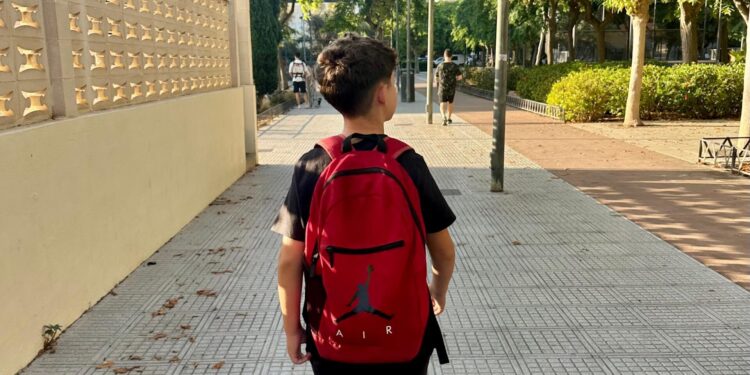 Un niño, de camino al colegio en Ibiza en un primer día de cole.