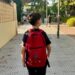 Un niño, de camino al colegio en Ibiza en un primer día de cole.