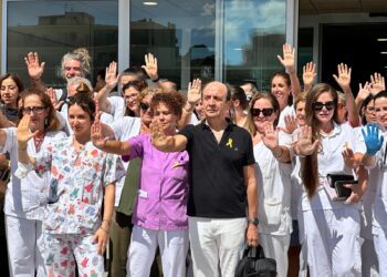 Concentración de repulsa a la violencia contra los médicos, enfermeras y personal sanitario. Foto L. F. A.