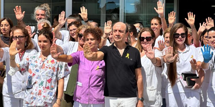 Concentración de repulsa a la violencia contra los médicos, enfermeras y personal sanitario. Foto L. F. A.