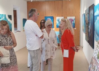 Asistentes a la exposición, que se puede disfrutar en Sant Rafel. Fotos Jaume Riera
