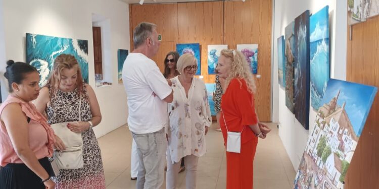 Asistentes a la exposición, que se puede disfrutar en Sant Rafel. Fotos Jaume Riera