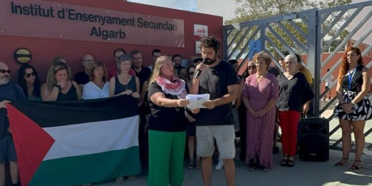 Lectura del manifiesto en apoyo al pueblo palestino, hoy en el IES Algarb de Sant Jordi.