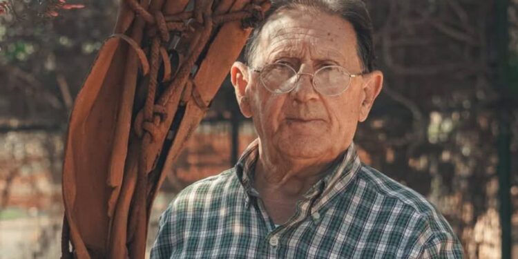 Antonio Mendoza con una de sus esculturas en esta imagen cedida.