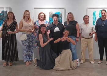 Una divertida foto de familia con parte de las y los artistas que no quisieron perderse la apertura de la muestra. Fotos de Jaume Riera