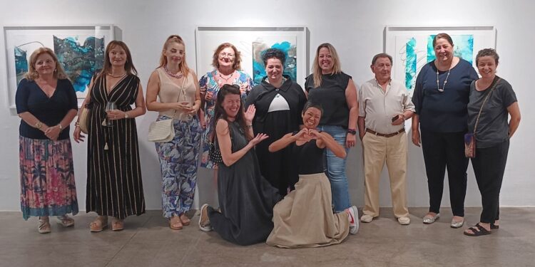 Una divertida foto de familia con parte de las y los artistas que no quisieron perderse la apertura de la muestra. Fotos de Jaume Riera