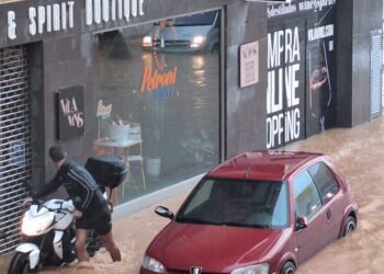 Un vehículo, prácticamente cubierto por el agua. / D.V.