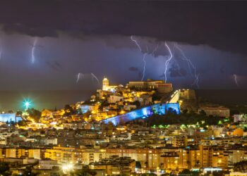 Espectacular imagen de cómo comenzaron anoche las tormentas que han anegado Ibiza por completo. Foto de Paco Natera.