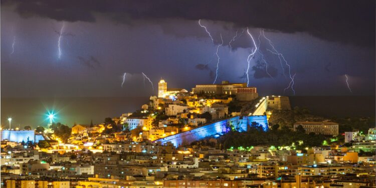Espectacular imagen de cómo comenzaron anoche las tormentas que han anegado Ibiza por completo. Foto de Paco Natera.