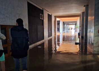 Los comercios de la zona de Es Pratet, entre ellos bajos comerciales y bares, han sido de los más perjudicados por la lluvia. Foto D. V.