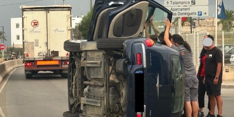 El vehículo, un Chrysler, ha quedado volcado de su lado derecho. Fotos Noudiari.es