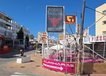 Vista de la calle es Caló, el corazón de la zona turística de Cala de Bou. / D.V.
