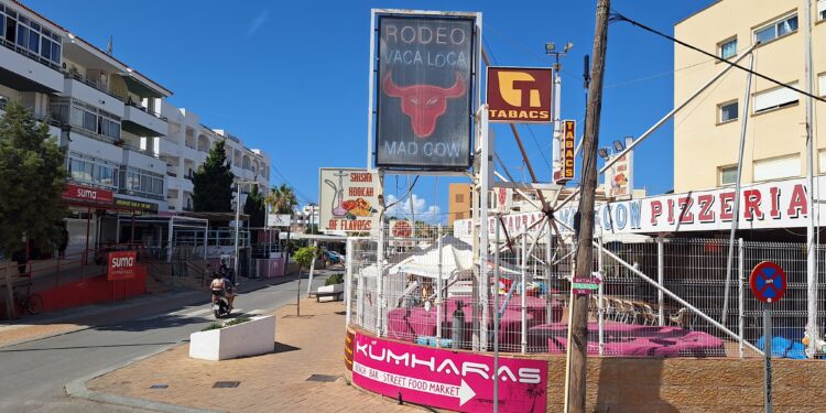Vista de la calle es Caló, el corazón de la zona turística de Cala de Bou. / D.V.