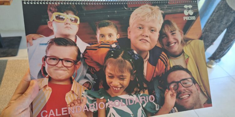 Portada del nuevo calendario solidario, con fotografía de Miranda Makaroff. / D.V.