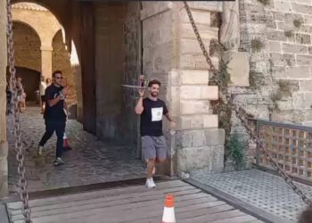 Uno de los participantes de la competición, bandeja en mano. / V.R.