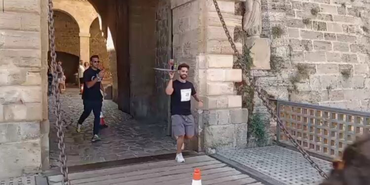 Uno de los participantes de la competición, bandeja en mano. / V.R.