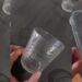 Vasos, bandejas y cubiertos salen del lavavajillas de esta vecina cubiertos de una capa blanca de cal y salina. Foto Noudiari cedida