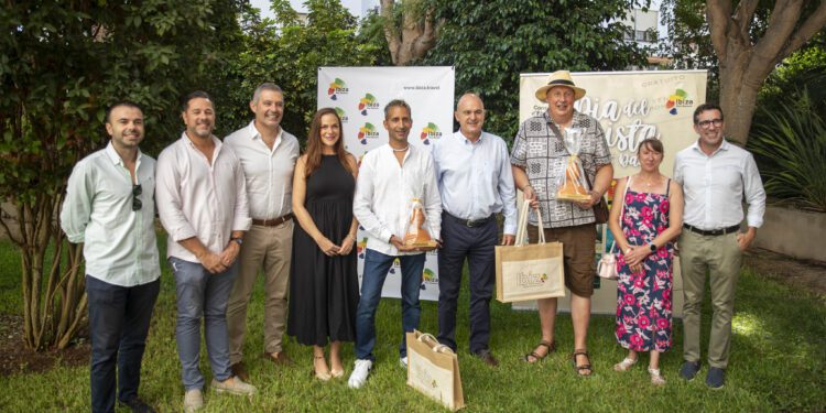 Foto de grupo con los homenajeados. / CIE