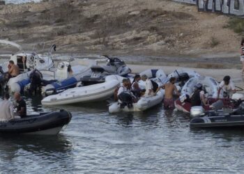 Barcas auxiliares de yates y chárters, apelotonadas ayer en el pequeño muelle de Talamanca después de que se haya cortado la baliza que puso el Consistorio para evitarlo y controlar la zona de baño. Foto de Noudiari.es