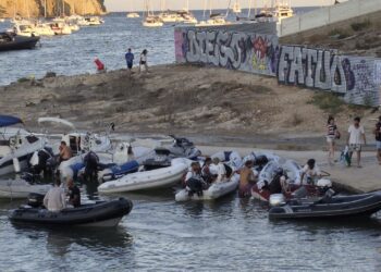 Barcas auxiliares de yates y chárters, apelotonadas ayer en el pequeño muelle de Talamanca después de que se haya cortado la baliza que puso el Consistorio para evitarlo y controlar la zona de baño. Foto de Noudiari.es