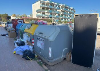 Basura acumulada en unos contenedores de Santa Eulària