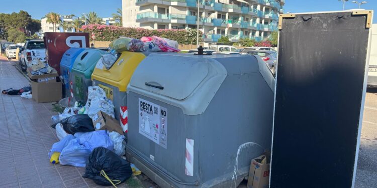 Basura acumulada en unos contenedores de Santa Eulària