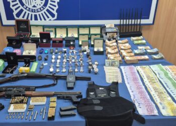 Algunas de las armas, dinero y relojes incautados. / Policía Nacional