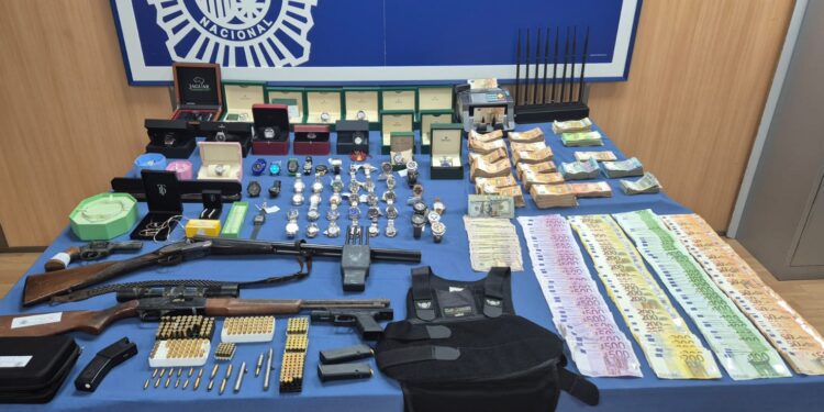 Algunas de las armas, dinero y relojes incautados. / Policía Nacional