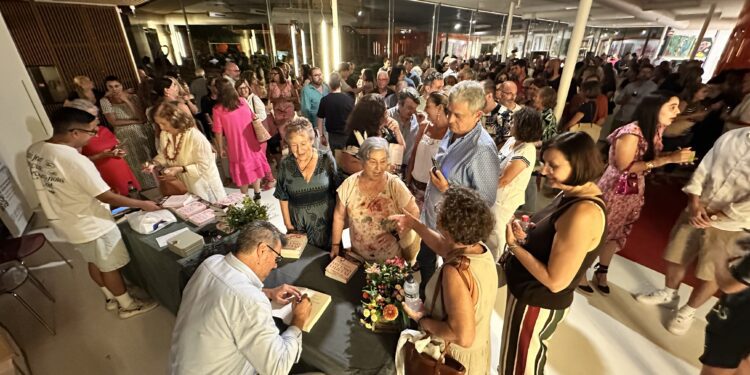 Toni Montserrat firmando libros tras la presentación a la que acudieron más de 250 personas. Foto L. F. A.
