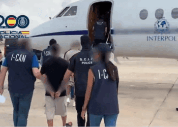 Imagen de la extradición, hoy, en el aeropuerto de Ibiza