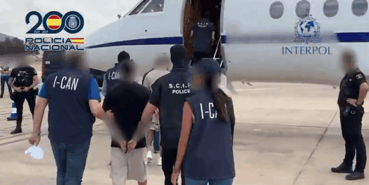 Imagen de la extradición, hoy, en el aeropuerto de Ibiza