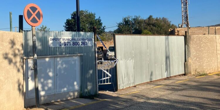 Entrada forzada del depósito de vehículos de Sant Josep.