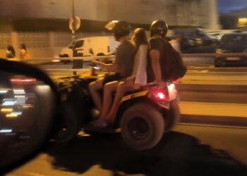 Imagen del quad con tres ocupantes, uno sin casco, en la Avenida de la Paz de Ibiza