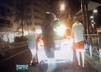 A la derecha, con pantalón rojo, el turista al entrar en el taxi. En el centro de la imagen, de oscuro, el ladrón que espera su momento. / Exponiendo Ibiza