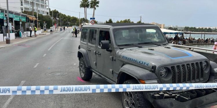 Todoterreno implicado en el suceso. El conductor arrolló a tres chicas, una de ellas está muerta.