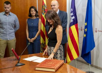 Toma de posesión de una de las funcionarias. / CIE